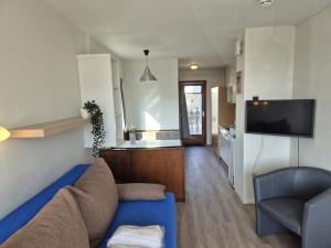 Overzicht studio met balkon